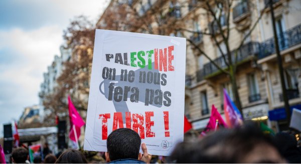 Le temps des réflexions écrasées : La loi Yadan et l’effondrement de la liberté d’expression en France